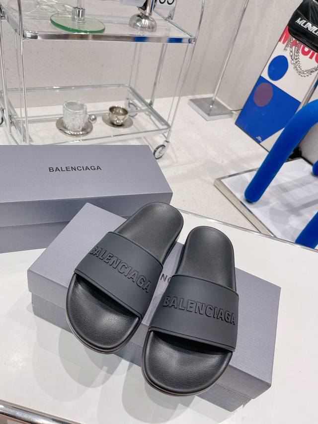 情侣款 巴黎世家balenciga 一字拖鞋系列 五颜六色 总有你喜欢的颜色 随意搭配 夏季去哪里都可以穿 发泡大底 轻盈舒适 35-45 脚肥脚宽建议大一码