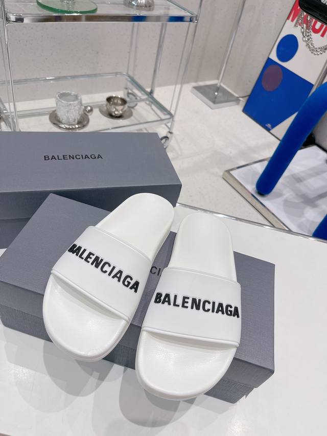 情侣款 巴黎世家balenciga 一字拖鞋系列 五颜六色 总有你喜欢的颜色 随意搭配 夏季去哪里都可以穿 发泡大底 轻盈舒适 35-45 脚肥脚宽建议大一码