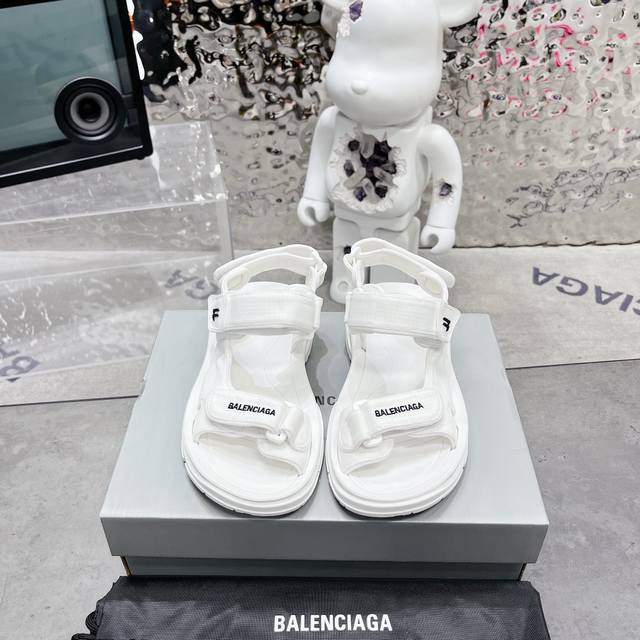 Balenciaga巴黎世家新款魔术贴凉鞋 巴黎世家隔了两年之久又重现凉鞋之作了 这个春夏必备的新款凉鞋好看，穿起来也超舒适 鞋面由三根魔术贴绑带构造而成，让