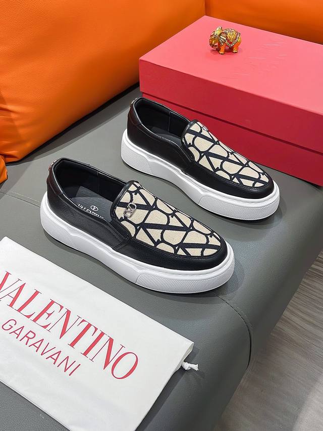 商品名称：Valentino 华伦天奴 正规码数 38-44 套脚鞋 商品材料：精选 头层牛皮鞋面，进口羊皮内里；原厂大底。