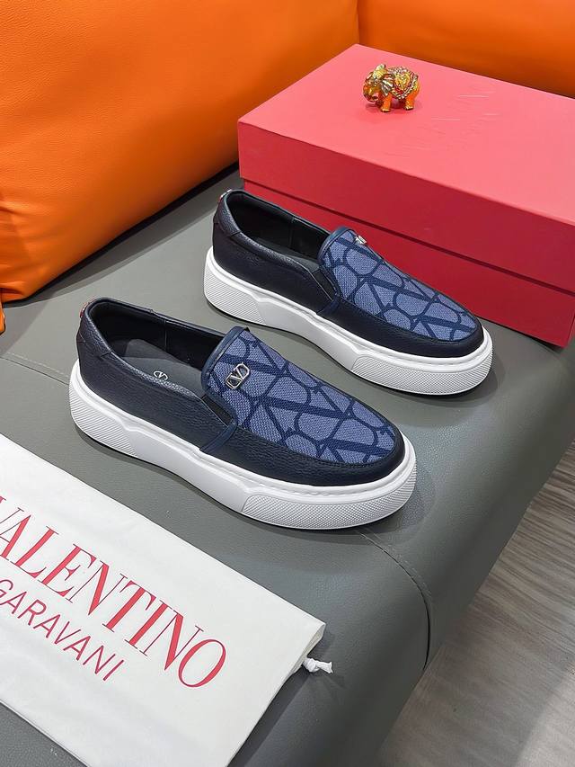 商品名称：Valentino 华伦天奴 正规码数 38-44 套脚鞋 商品材料：精选 头层牛皮鞋面，进口羊皮内里；原厂大底。