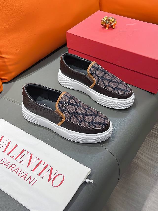 商品名称：Valentino 华伦天奴 正规码数 38-44 套脚鞋 商品材料：精选 头层牛皮鞋面，进口羊皮内里；原厂大底。