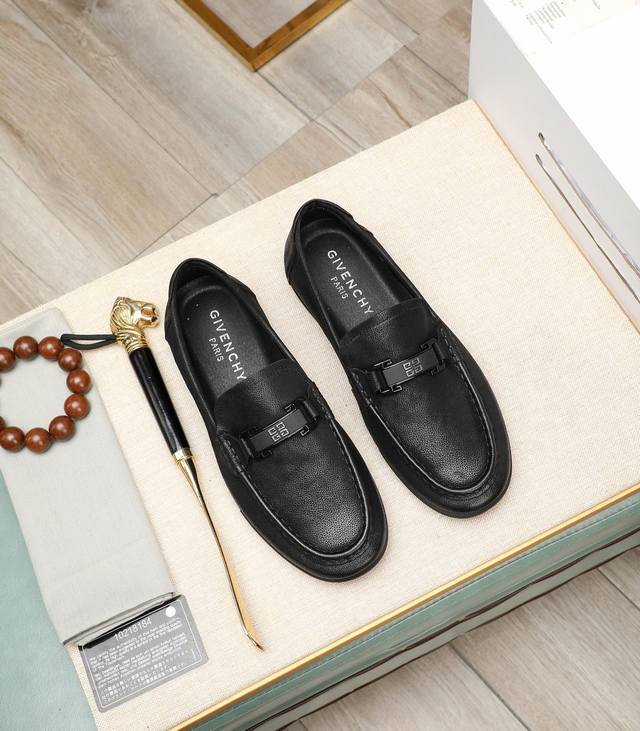 出厂价 品牌：纪梵希 Givenchy 尺码：38-44 等级：官网1:1 做工考究 材料：原版丝绸牛皮鞋面舒适透气内里 品牌五金扣装饰 橡胶防滑大底 款式类别