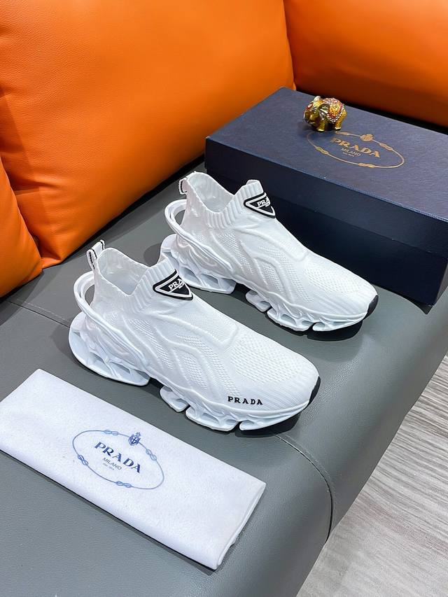 商品名称：Prada 普拉达 正规码数 38-44 休闲鞋 商品材料：精选 透气飞织鞋面，柔软羊皮垫脚，原厂特供大底。