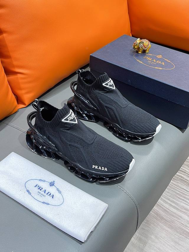 商品名称：Prada 普拉达 正规码数 38-44 休闲鞋 商品材料：精选 透气飞织鞋面，柔软羊皮垫脚，原厂特供大底。