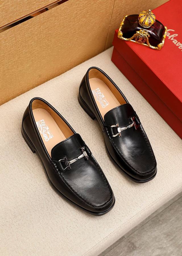 商品商标：Ferragamo 菲拉格慕 休闲皮鞋 正码码数 38-44 45订制 商品材料：精选 进口头层小牛皮鞋面+原版五金扣，进口水染牛皮内里。强烈立体视觉