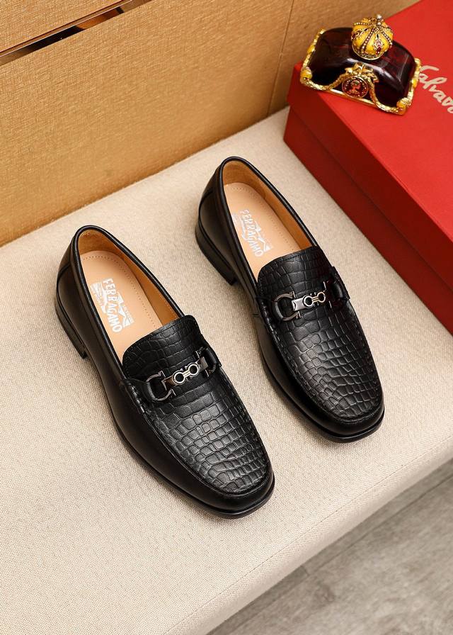 商品商标：Ferragamo 菲拉格慕 休闲皮鞋 正码码数 38-44 45订制 商品材料：精选 进口头层小牛皮压花鞋面+原版五金扣，进口水染牛皮内里。强烈立体