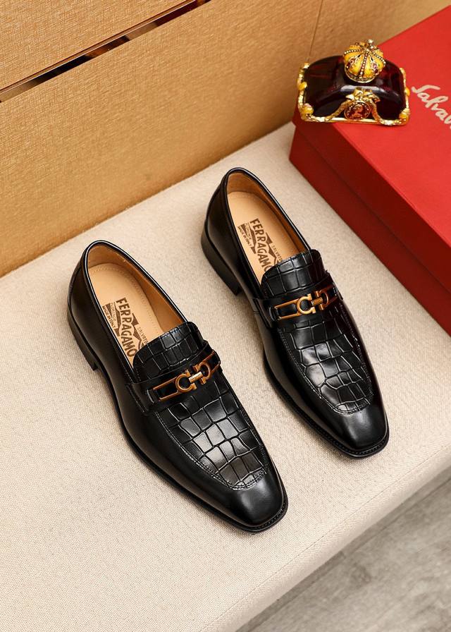 商品商标：Ferragamo 菲拉格慕 休闲皮鞋 正码码数 38-44 45订制 商品材料：精选 进口头层开边珠小牛皮圧花鞋面+原版五金扣，进口水染牛皮内里。强