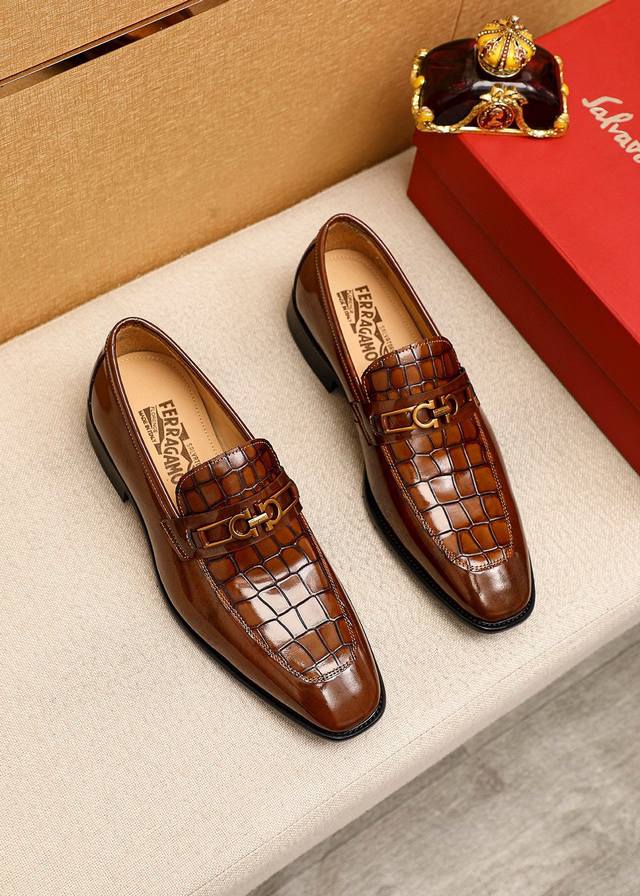 商品商标：Ferragamo 菲拉格慕 休闲皮鞋 正码码数 38-44 45订制 商品材料：精选 进口头层开边珠小牛皮圧花鞋面+原版五金扣，进口水染牛皮内里。强