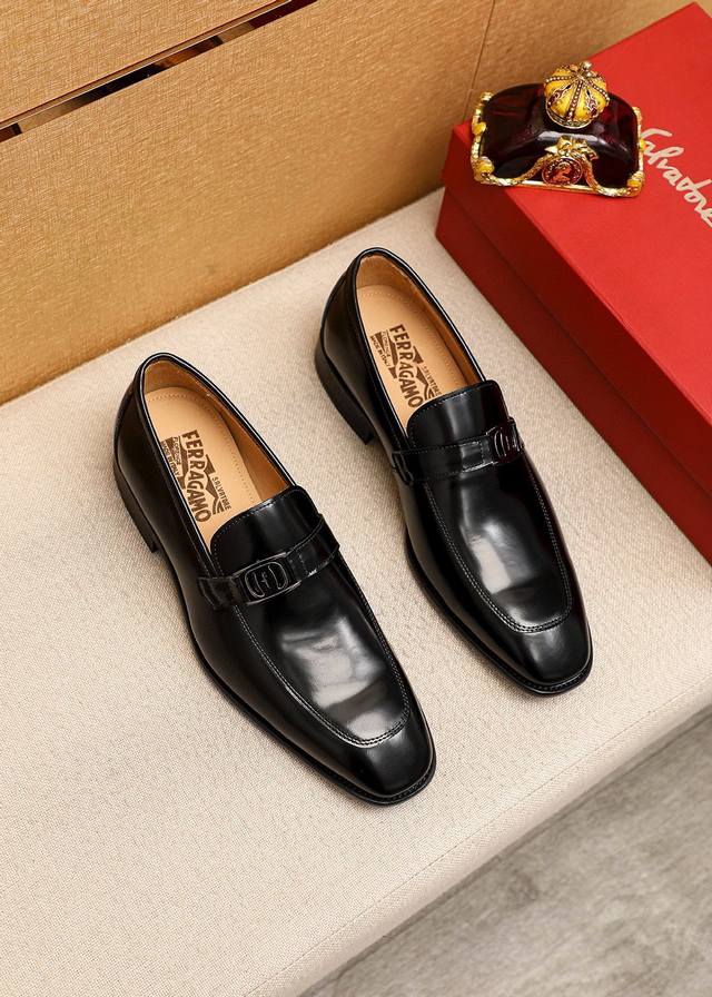 商品商标：Ferragamo 菲拉格慕 休闲皮鞋 正码码数 38-44 45订制 商品材料：精选 进口头层开边珠小牛皮鞋面+原版五金扣，进口水染牛皮内里。强烈立