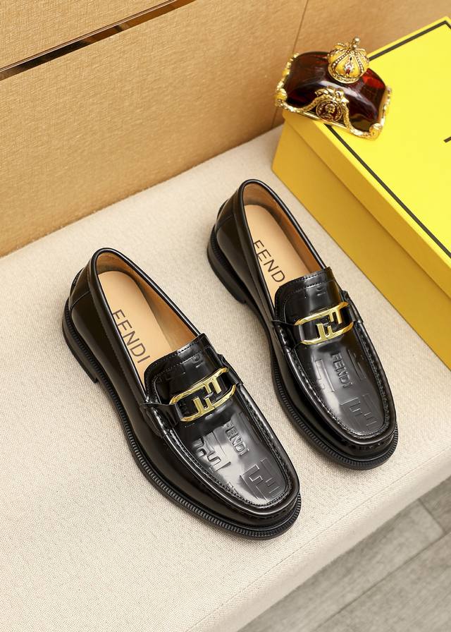 商品商标：Fendi 芬迪 休闲皮鞋 正码码数 38-44 45订制 商品材料：精选 进口头层开边珠牛皮压花鞋面+奢华五金扣，进口牛内里。强烈立体视觉效果，橡胶