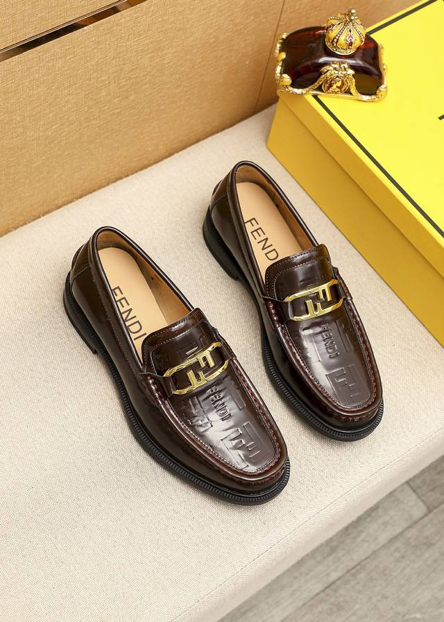 商品商标：Fendi 芬迪 休闲皮鞋 正码码数 38-44 45订制 商品材料：精选 进口头层开边珠牛皮压花鞋面+奢华五金扣，进口牛内里。强烈立体视觉效果，橡胶