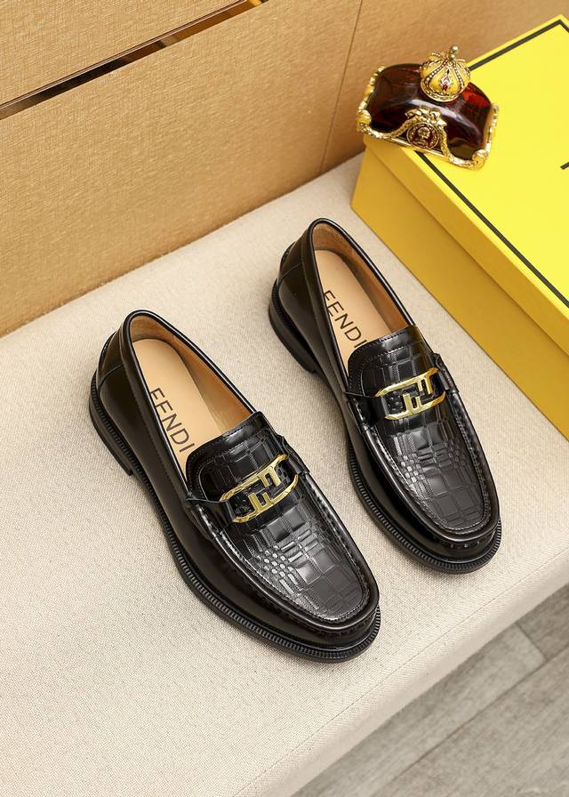 商品商标：Fendi 芬迪 休闲皮鞋 正码码数 38-44 45订制 商品材料：精选 进口头层开边珠牛皮压花鞋面+奢华五金扣，进口牛内里。强烈立体视觉效果，橡胶