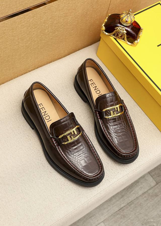 商品商标：Fendi 芬迪 休闲皮鞋 正码码数 38-44 45订制 商品材料：精选 进口头层开边珠牛皮压花鞋面+奢华五金扣，进口牛内里。强烈立体视觉效果，橡胶