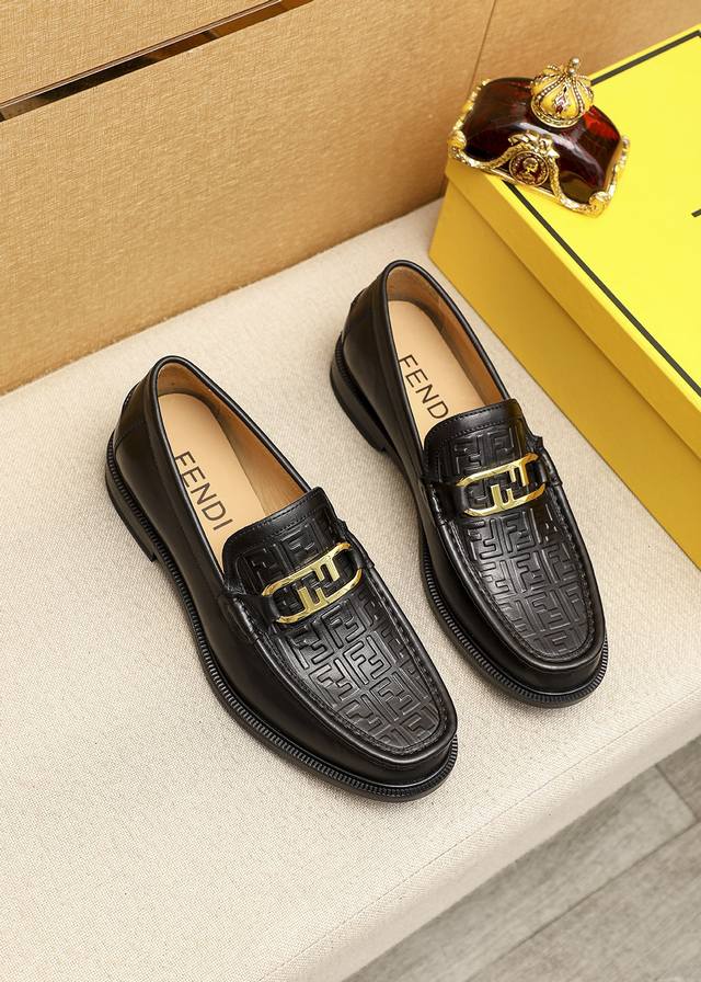 商品商标：Fendi 芬迪 休闲皮鞋 正码码数 38-44 45订制 商品材料：精选 进口头层小牛皮压花鞋面+奢华五金扣，进口牛内里。强烈立体视觉效果，橡胶大底