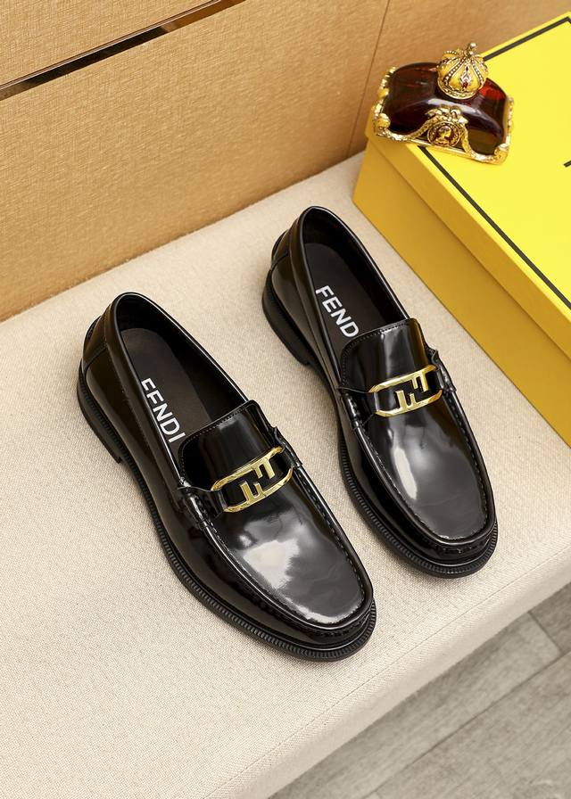 商品商标：Fendi 芬迪 休闲皮鞋 正码码数 38-44 45订制 商品材料：精选 进口头层开边珠牛皮鞋面+奢华五金扣，进口牛内里。强烈立体视觉效果，橡胶大底