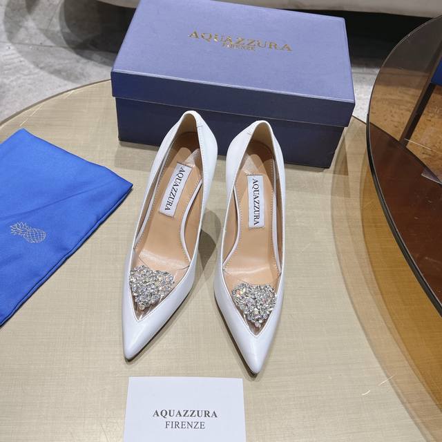 Aquazzura 菠萝早春专柜新品仙女时装鞋系列，大量上新同步官网全系列均可定制龙年主打一个火爆，全网各大网红纷纷开秀，绝美的穿搭系列 ★★★★★ 鞋面 羊