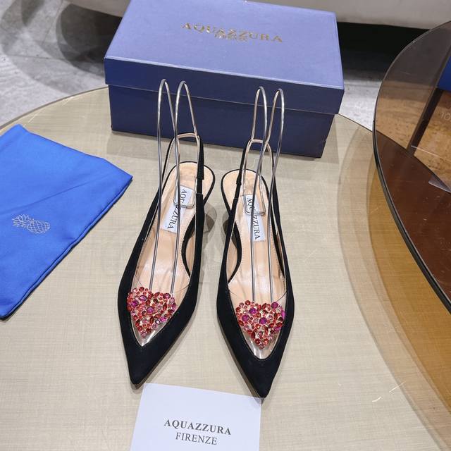 Aquazzura 菠萝早春专柜新品仙女时装鞋系列，大量上新同步官网全系列均可定制龙年主打一个火爆，全网各大网红纷纷开秀，绝美的穿搭系列 ★★★★★ 鞋面 羊