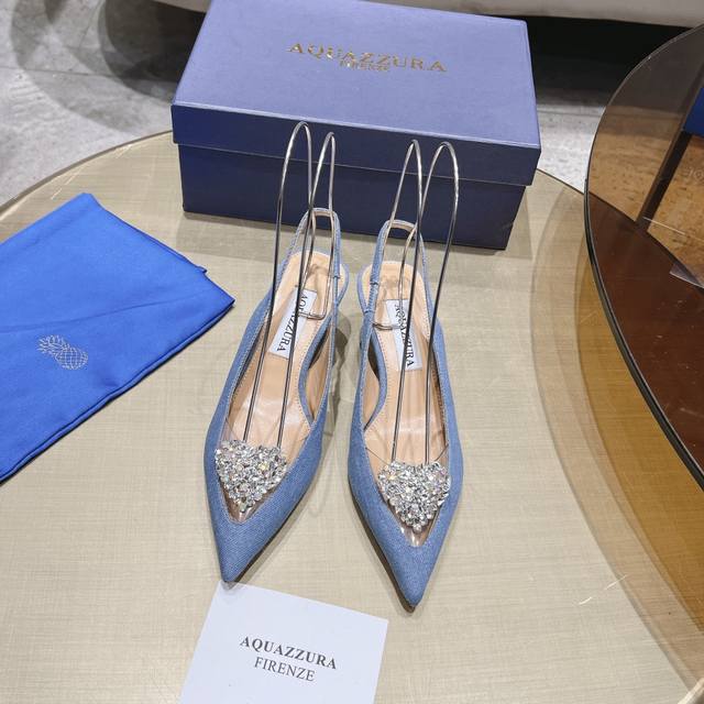 Aquazzura 菠萝早春专柜新品仙女时装鞋系列，大量上新同步官网全系列均可定制龙年主打一个火爆，全网各大网红纷纷开秀，绝美的穿搭系列 ★★★★★ 鞋面 羊