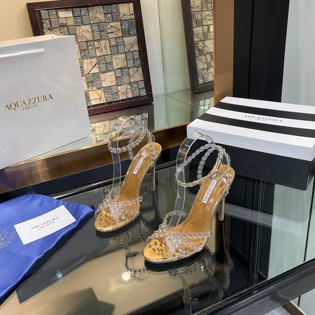 Aquazzura 菠萝2024 春夏新品高跟凉鞋。满满的钻，超闪 精致女人必备款太性感了吧 超级显气质的一款。 松紧套脚一字踝带高跟，简洁别致造型，高挑的鞋身