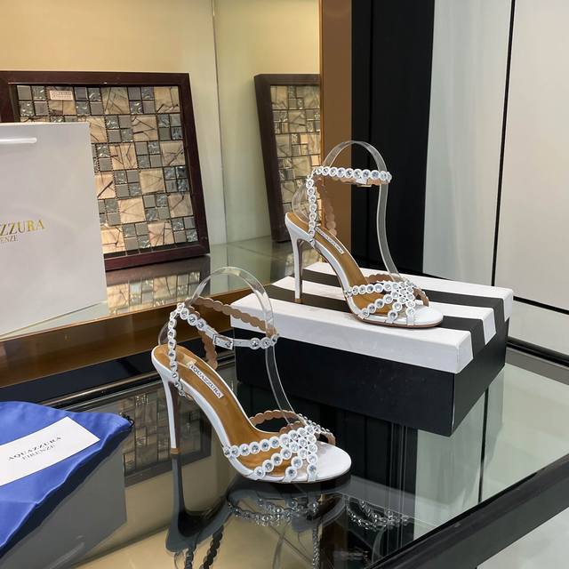 Aquazzura 菠萝2024 春夏新品高跟凉鞋。满满的钻，超闪 精致女人必备款太性感了吧 超级显气质的一款。 松紧套脚一字踝带高跟，简洁别致造型，高挑的鞋身