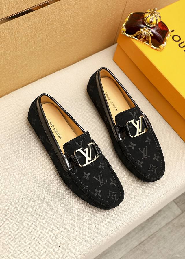 商品商标：Louis Vuitton 路易威登 豆豆鞋 正码码数 38-44 45.46订制 商品材料：精选 头层磨砂牛皮圧花鞋面+奢华五金扣，进口猪皮内里。强