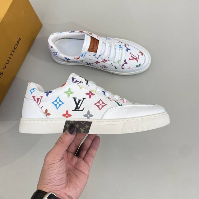 售 价 商品商标：Lv* 路易威* 低帮休闲鞋 正码码数 38-44 可订做45 商品材料：鞋面进口牛皮，羊皮内里，原版大底。 编 号：021