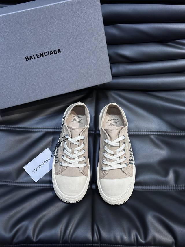 Balenciag* 复古炮弹出击，全新paris低帮帆布鞋，风格永续，旧不过时 鞋面原版进口帆布面料，鞋头的小鸭子嘴巴形状很有特色，鞋头印有品牌logo，精致