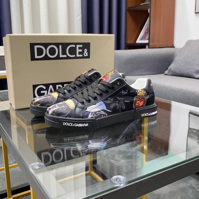 商品商标：Dolce&Gabbana 杜嘉&班纳 正码码数 38-44，45定做 商品材料：鞋面意大利牛皮拼接鞋面，羊皮垫内里，鞋底：原厂特供原版橡胶大底，独家