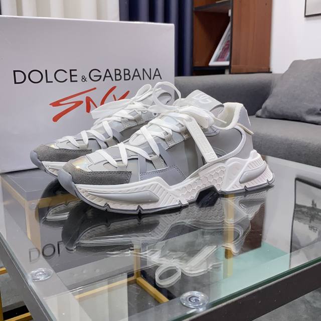 商品商标 Dolce&Gabbana 杜嘉&班纳 正码码数 38-44，45定做 商品材料 鞋面意大利牛皮拼接布料鞋面，羊皮垫网布内里，鞋底：原厂特供原版橡胶组