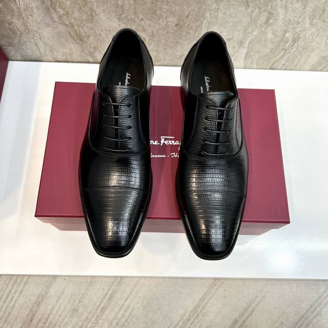 原单品质 品牌：Ferragamo 菲拉格慕 标准码：男码38 44 45可以定做 等级：官网同款 高品质男鞋 材料：定制头层小牛皮 搭配水染牛皮内里 牛皮踮脚