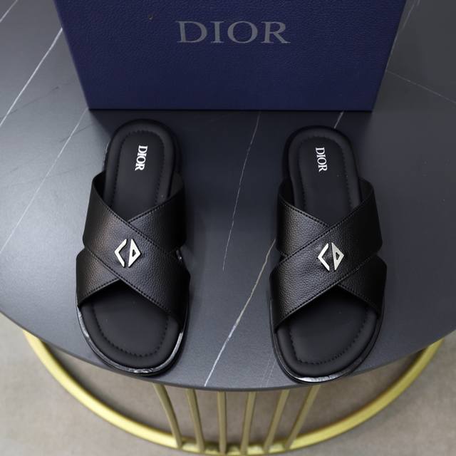 出厂价 迪奥dior Alias男士牛皮拖鞋 这款 Alias 凉鞋夏季新品，彰显休闲高雅的风范。采用粒面牛皮革、Oblique印花面料精心制作，牛皮内里 交叉