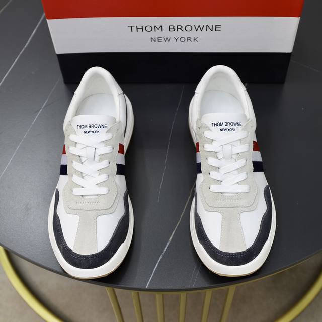 出厂价 Thom Browne 汤姆.布朗 Tb官网同款原单爆款运动鞋 头层牛皮拼接1：1原板 透气羊皮内里鞋身配件一比一开模 专柜品质 亲们你还为穿着搭配鞋发