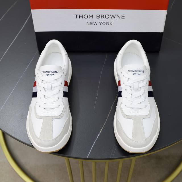 出厂价 Thom Browne 汤姆.布朗 Tb官网同款原单爆款运动鞋 头层牛皮拼接1：1原板 透气羊皮内里鞋身配件一比一开模 专柜品质 亲们你还为穿着搭配鞋发