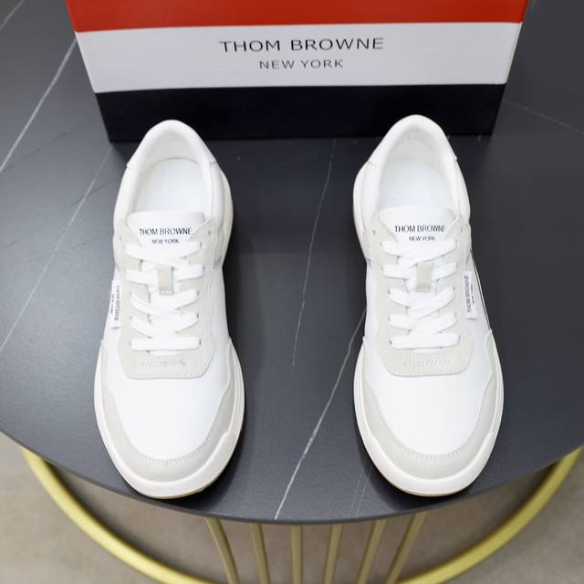 出厂价 Thom Browne 汤姆.布朗 Tb官网同款原单爆款运动鞋 头层牛皮拼接1：1原板 透气羊皮内里鞋身配件一比一开模 专柜品质 亲们你还为穿着搭配鞋发