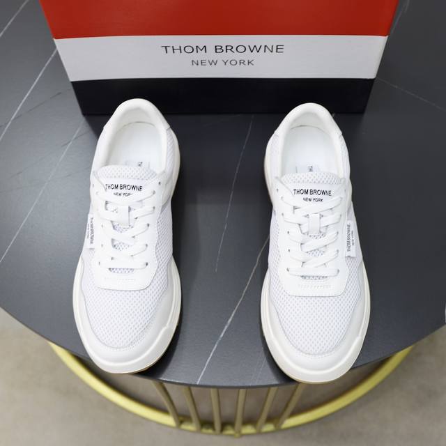 出厂价 Thom Browne 汤姆.布朗 Tb官网同款原单爆款运动鞋 头层牛皮拼接1：1原板 透气羊皮内里鞋身配件一比一开模 专柜品质 亲们你还为穿着搭配鞋发