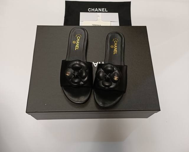 最新春夏新品chanel 香奈儿 经典山茶花平底拖鞋购专柜正品拆解开发，楦型，细节，做工，舒适正码＃ 欢迎专柜对比。面料：意大利进口软羊皮内里：垫脚采用进口羊皮