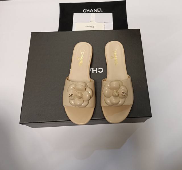 最新春夏新品chanel 香奈儿 经典山茶花平底拖鞋购专柜正品拆解开发，楦型，细节，做工，舒适正码＃ 欢迎专柜对比。面料：意大利进口软羊皮内里：垫脚采用进口羊皮