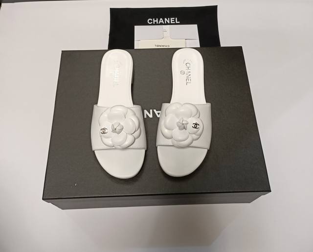 最新春夏新品chanel 香奈儿 经典山茶花平底拖鞋购专柜正品拆解开发，楦型，细节，做工，舒适正码＃ 欢迎专柜对比。面料：意大利进口软羊皮内里：垫脚采用进口羊皮