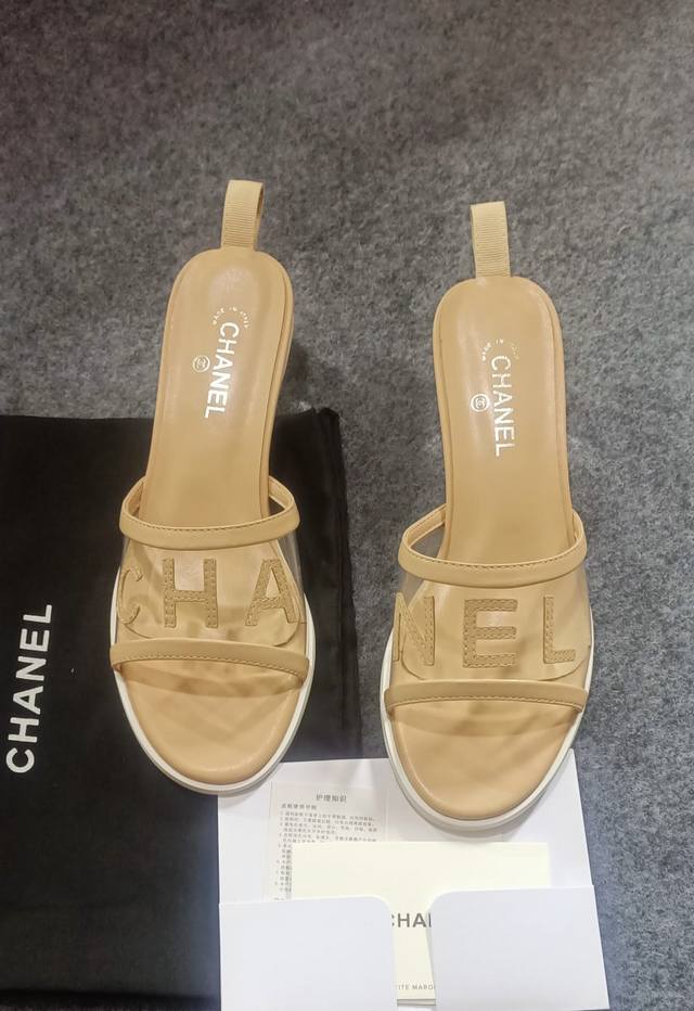 新品顶级代购版 Chanel 香奈儿专柜新品 小香一字拖鞋 Chanel原版透明水晶跟 一比一你好，昨天鞋子一双230元帮我转一下哈，谢谢定制透明面料 无论细节