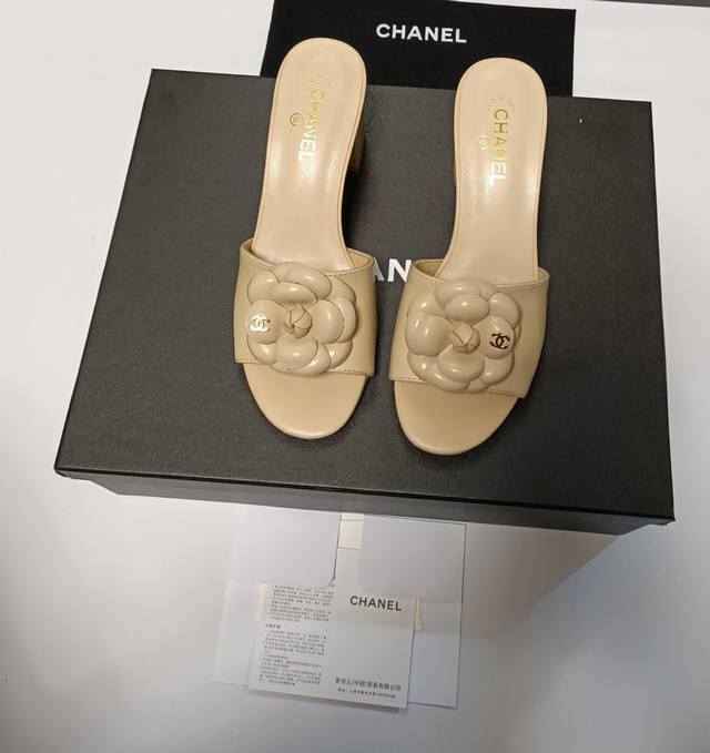 最新春夏新品chanel 香奈儿 经典山茶花粗高跟拖鞋购专柜正品拆解开发，楦型，细节，做工，舒适正码＃ 面料：意大利进口羊皮内里：垫脚采用进口羊皮 意大利进口真