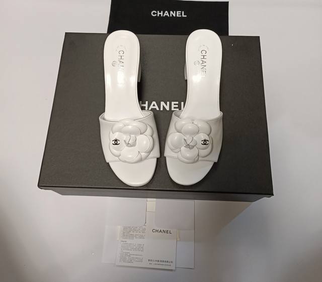 最新春夏新品chanel 香奈儿 经典山茶花粗高跟拖鞋购专柜正品拆解开发，楦型，细节，做工，舒适正码＃ 面料：意大利进口羊皮内里：垫脚采用进口羊皮 意大利进口真