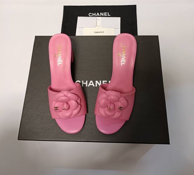 最新春夏新品chanel 香奈儿 经典山茶花粗高跟拖鞋购专柜正品拆解开发，楦型，细节，做工，舒适正码＃ 面料：意大利进口羊皮内里：垫脚采用进口羊皮 意大利进口真