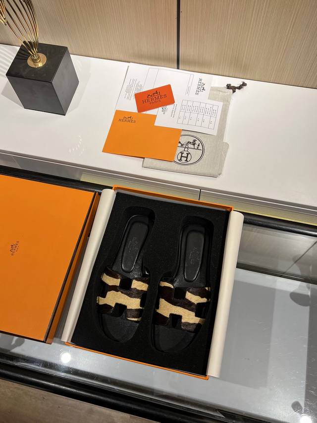 全新改版羊京面 Hermès 包装海绵升级，版型做工材料升级。 Hermes市场最高版本纯手工鞋 顶级产品爱马仕拖鞋 2022早春新款原版一样， 师傅级纯手工打