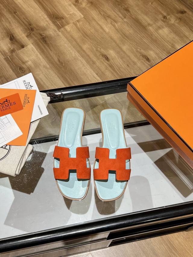 全新改版羊京面 Hermès 包装海绵升级，版型做工材料升级。 Hermes市场最高版本纯手工鞋 顶级产品爱马仕拖鞋 2020早春新款原版一样， 师傅级纯手工打