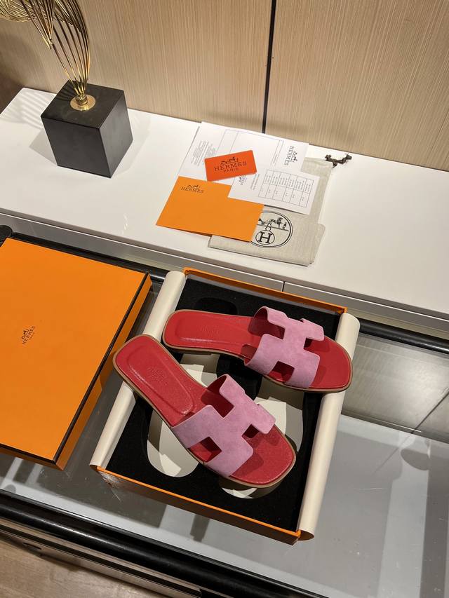 全新改版羊京面 Hermès 包装海绵升级，版型做工材料升级。 Hermes市场最高版本纯手工鞋 顶级产品爱马仕拖鞋 2022早春新款原版一样， 师傅级纯手工打