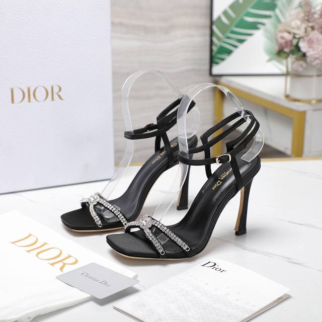 最高版本 Dior 迪奥24S春夏新品 施华洛世奇水晶钻链 高跟凉鞋 面料采用进口真丝绸缎 内里踮脚均为羊皮 意大利进口真皮大底 跟高：10Cm 码数：35-4