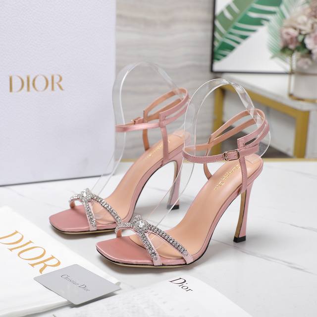 最高版本 Dior 迪奥24S春夏新品 施华洛世奇水晶钻链 高跟凉鞋 面料采用进口真丝绸缎 内里踮脚均为羊皮 意大利进口真皮大底 跟高：10Cm 码数：35-4