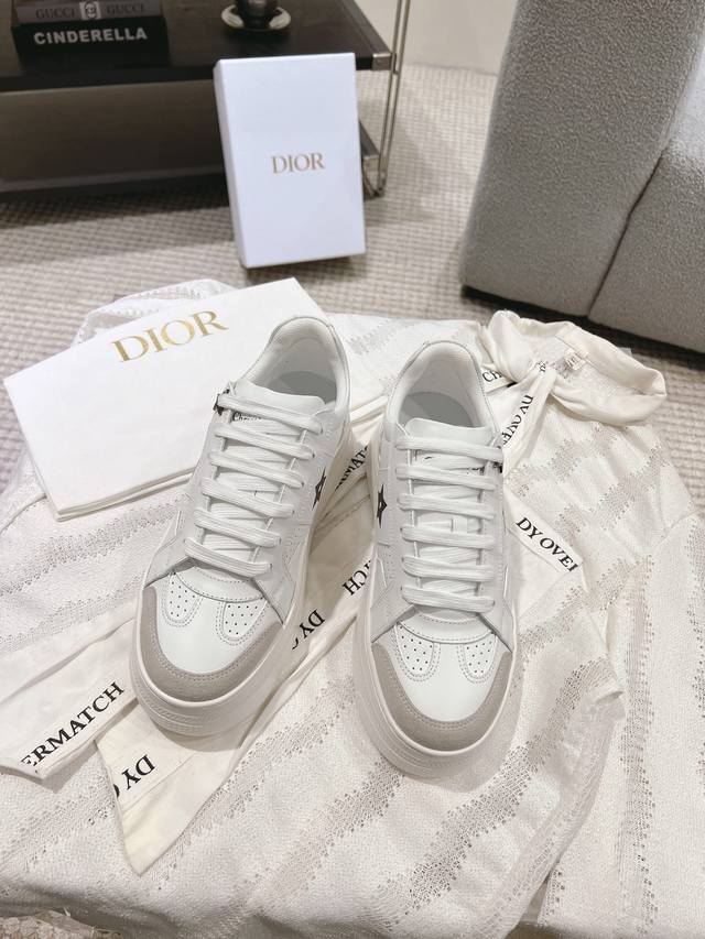 一眼就爱上的“厚底”小白鞋 D家 2024春夏季新款 这款dior Star运动鞋延续经久不衰的轮廓，采用白色牛皮革精心制作，所以上脚会特别的舒服哦 鞋面星星装