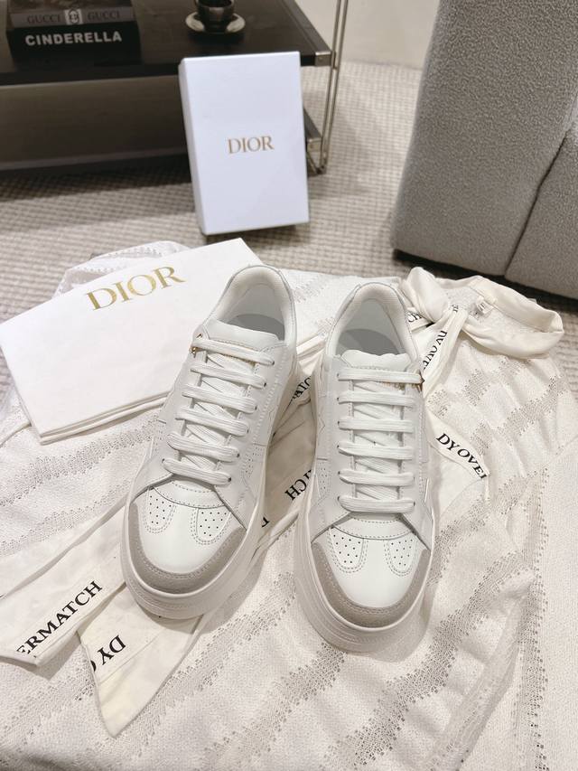 一眼就爱上的“厚底”小白鞋 D家 2024春夏季新款 这款dior Star运动鞋延续经久不衰的轮廓，采用白色牛皮革精心制作，所以上脚会特别的舒服哦 鞋面星星装